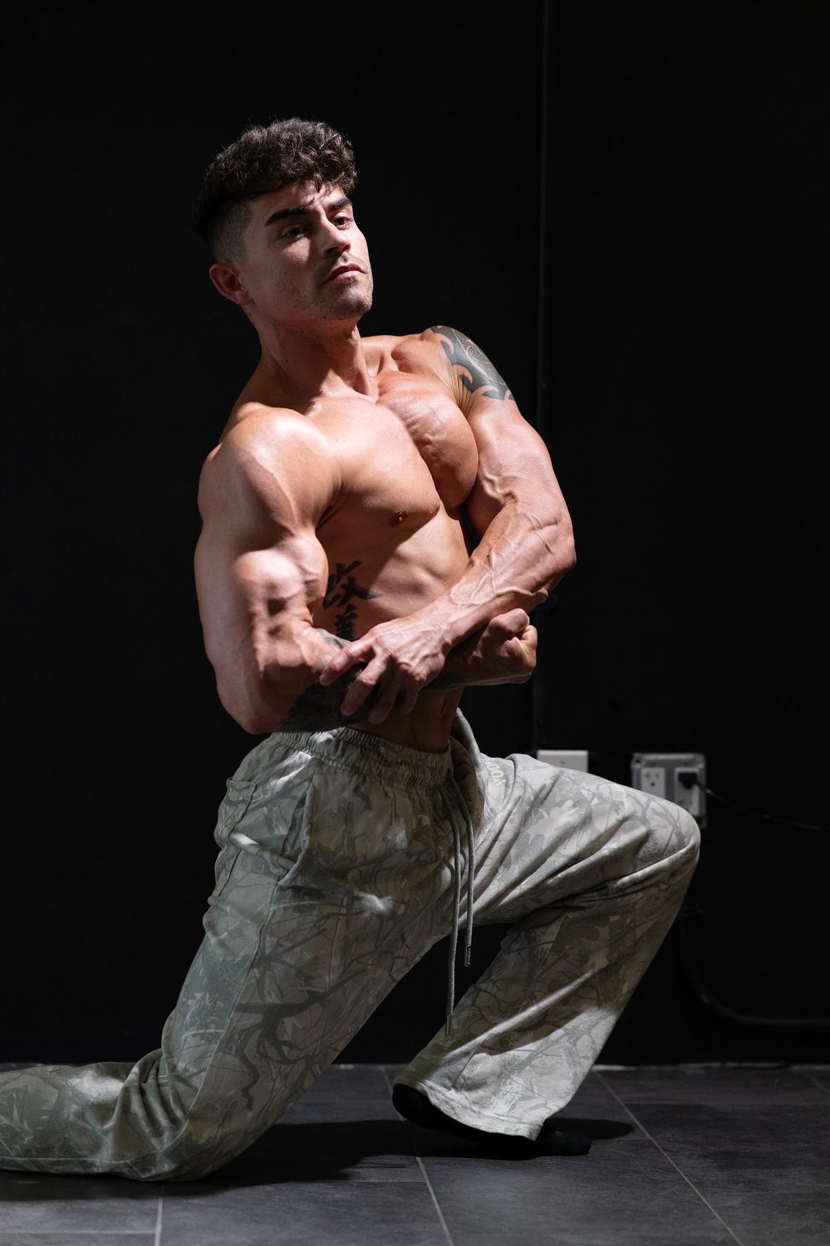 Lázaro Ruiz posando en estudio